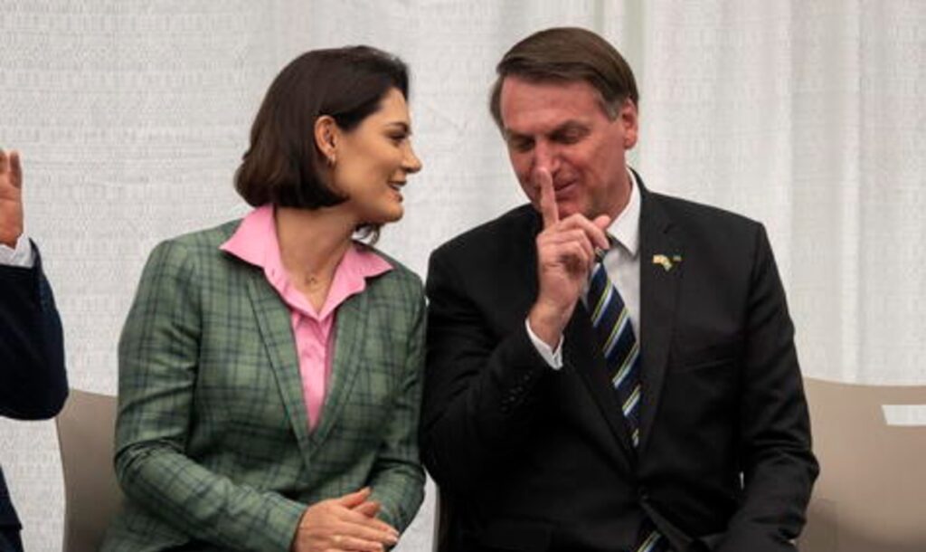 Imagem Ilustrando a Notícia: Michelle Bolsonaro é citada em suposta corrupção de compra de vacina e Aziz pede provas