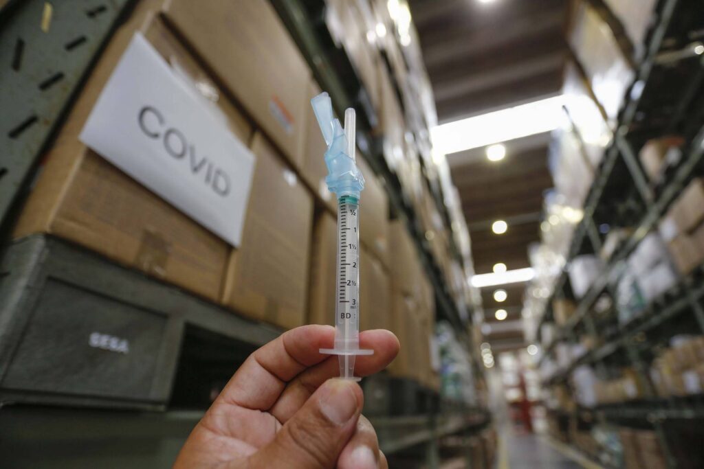 Imagem Ilustrando a Notícia: Goiás vai receber 87.750 doses da Pfizer e 29.200 da Coronavac