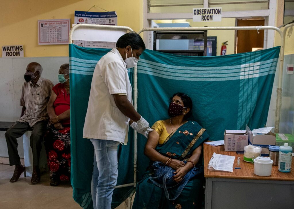 Imagem Ilustrando a Notícia: Esquema criminoso envolvendo médicos na Índia vendia vacinas e aplicava soro