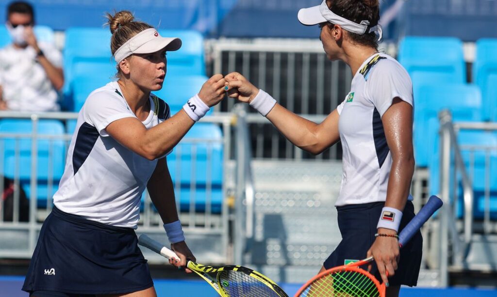 Imagem Ilustrando a Notícia: Stefani e Pigossi vencem EUA de virada e avançam às semifinais do tênis