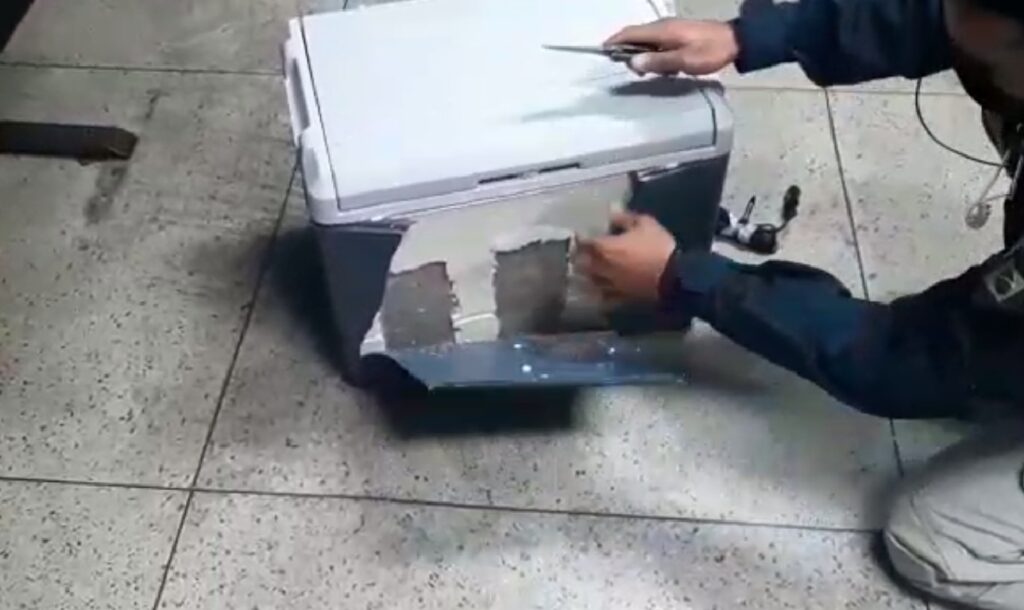 Imagem Ilustrando a Notícia: Jovem é presa transportando cocaína em caixa térmica na BR-060, em Goiânia