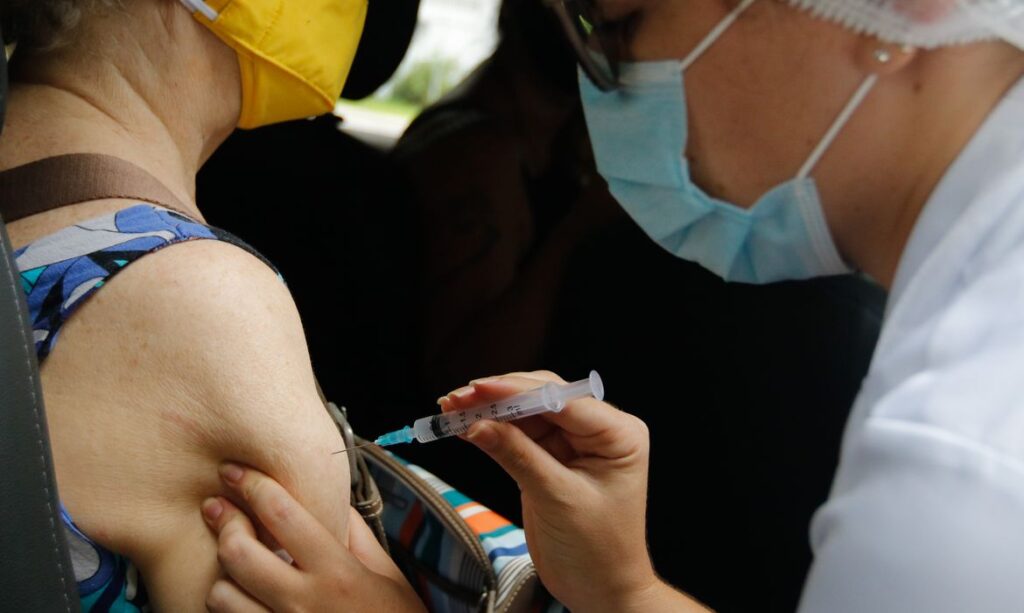 Imagem Ilustrando a Notícia: Goiânia volta a vacinar após buscar 14.400 doses na Rede de Frio do Estado