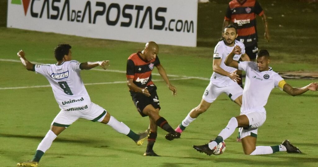 Imagem Ilustrando a Notícia: Goiás sofre gol no fim e volta a empatar fora de casa, dessa vez diante do Vitória