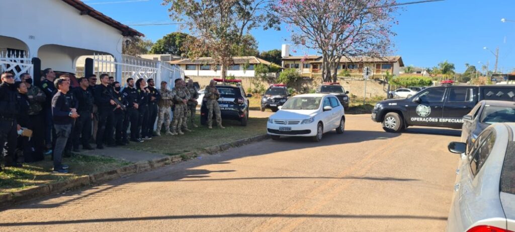 Imagem Ilustrando a Notícia: Polícia faz mega operação contra tráfico de drogas em Alto Paraíso de Goiás e no DF