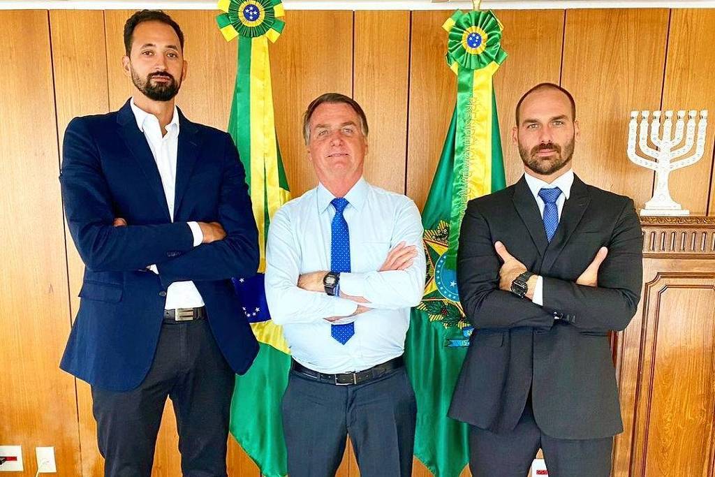 Imagem Ilustrando a Notícia: Bolsonaro recebe Mauricio Souza, jogador de vôlei criticado por apoiá-lo