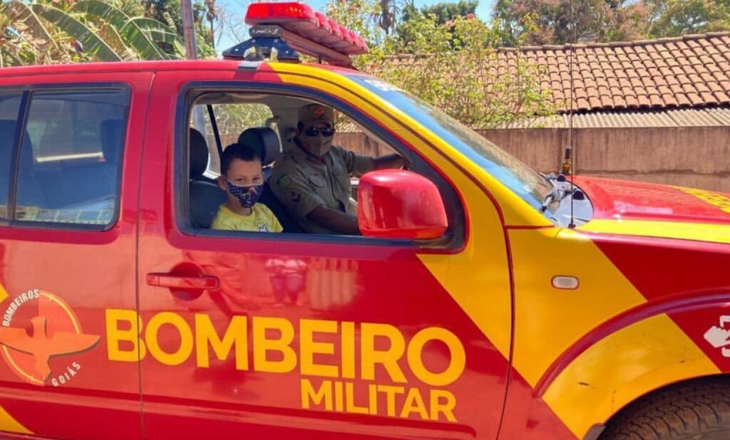 Imagem Ilustrando a Notícia: Corpo de Bombeiros visita criança que sonha em fazer parte da corporação