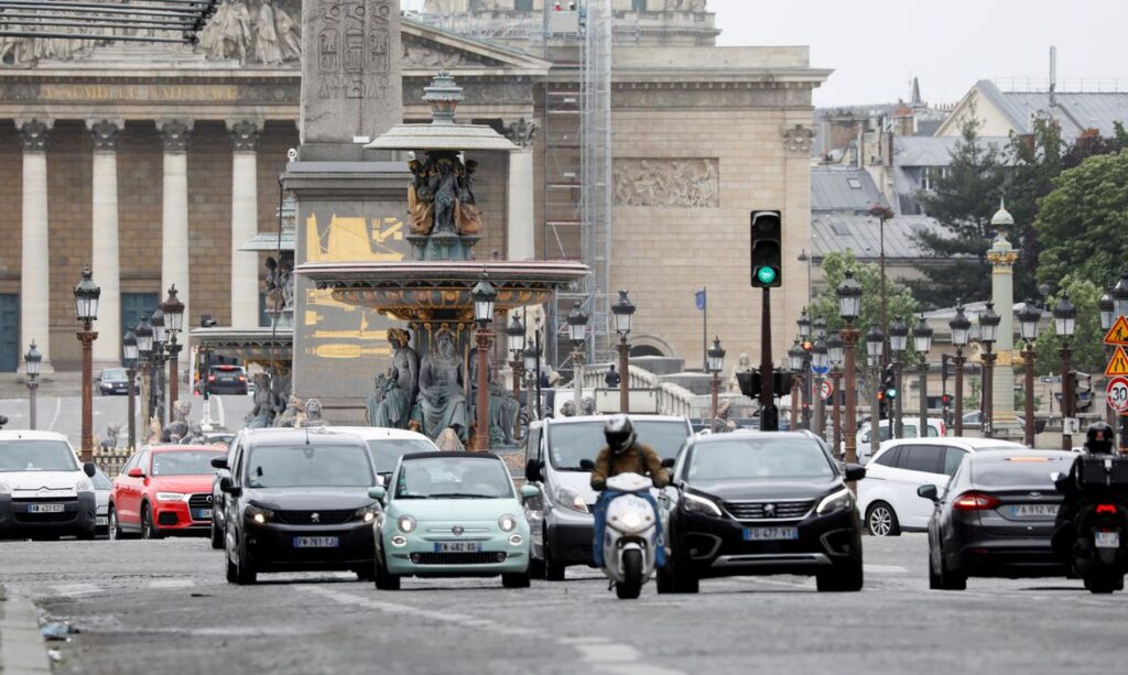 Imagem Ilustrando a Notícia: Paris limita velocidade de carros a 30 km/h para incentivar uso de transportes alternativos