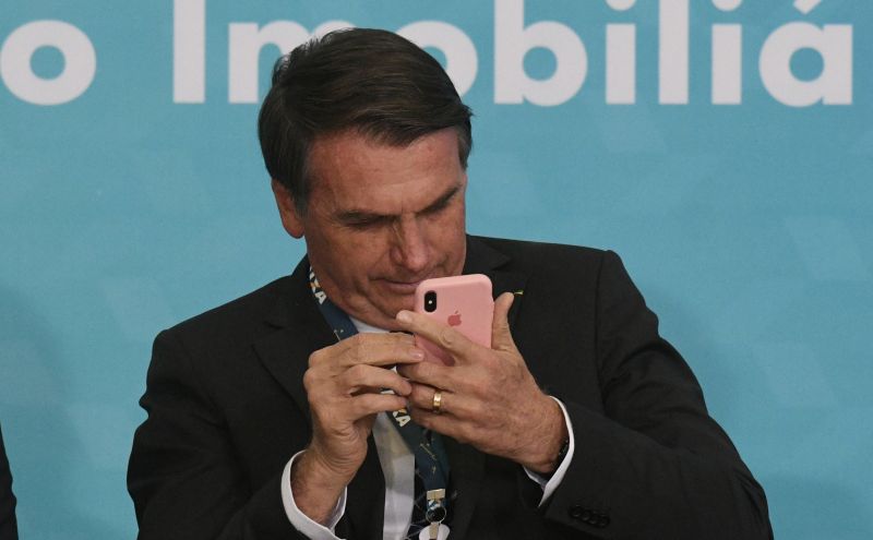 Imagem Ilustrando a Notícia: Bolsonaro quer proibir que publicações em redes sociais sejam apagadas