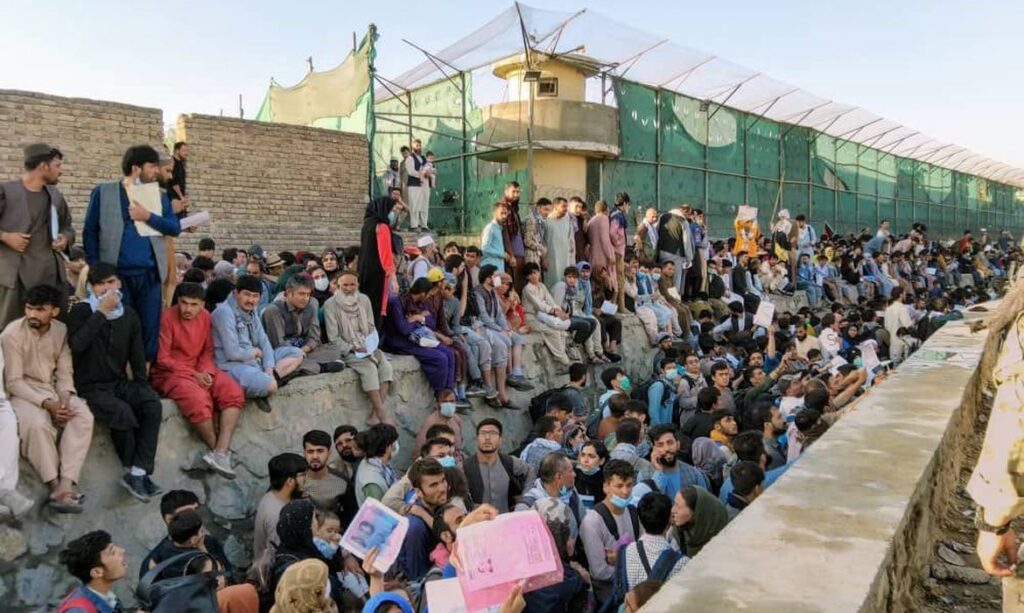 Imagem Ilustrando a Notícia: Talibã concorda com saída de afegãos, diz comunicado internanacional