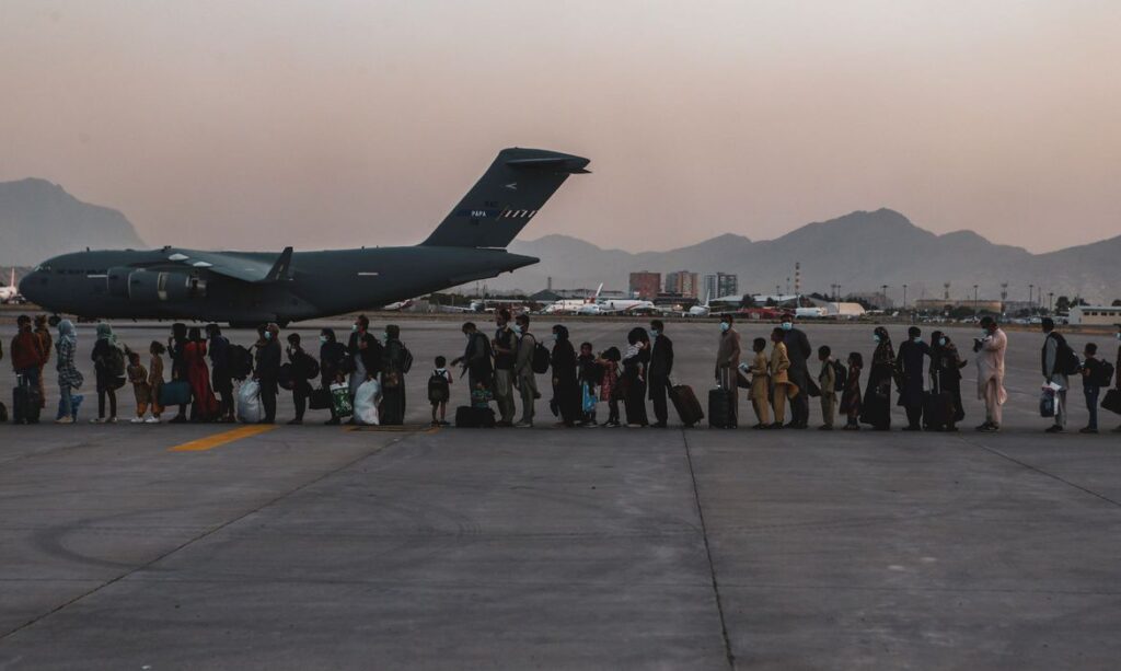 Imagem Ilustrando a Notícia: Explosão fora do aeroporto de Cabul mata pelo menos 13 pessoas