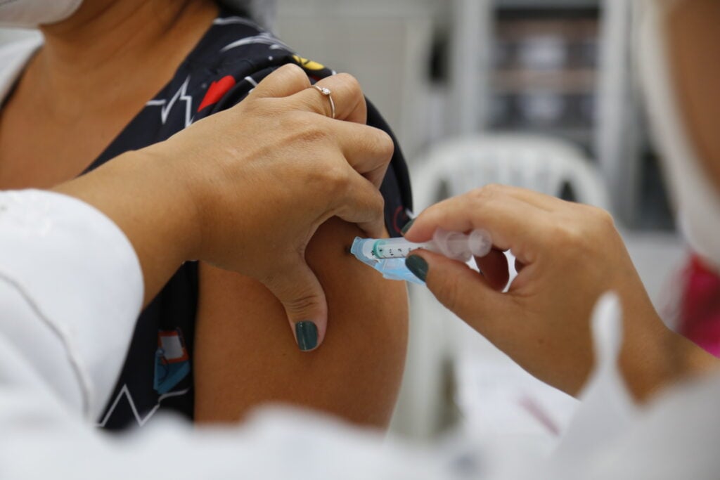 Imagem Ilustrando a Notícia: MS autoriza aplicação da vacina Pfizer em imunizados com AstraZeneca