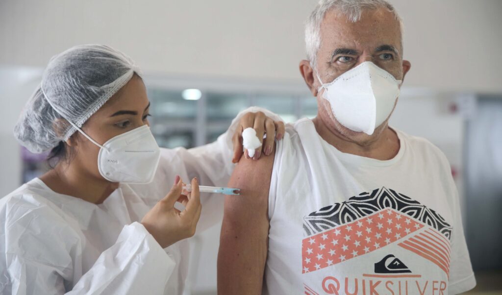 Imagem Ilustrando a Notícia: Goiás anuncia início da aplicação de dose de reforço para idosos