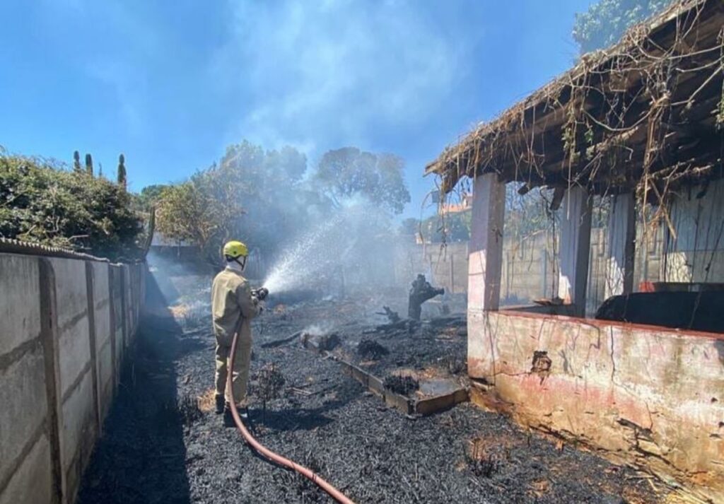 Imagem Ilustrando a Notícia: Incêndio em vegetação cerca casa no centro de Pirenópolis