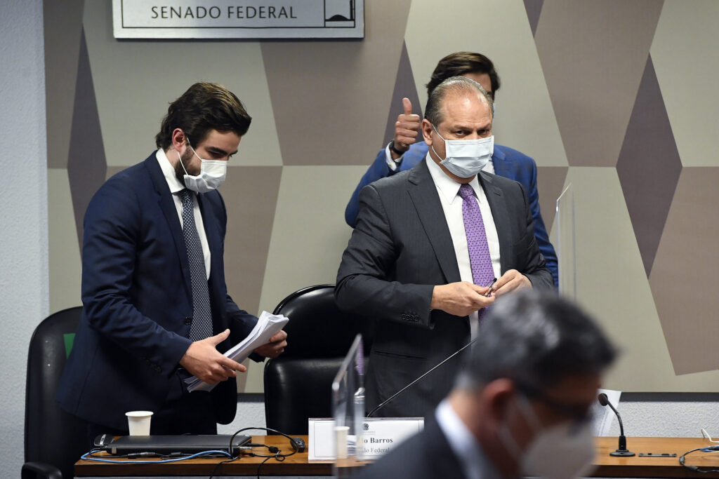 Imagem Ilustrando a Notícia: Após suspender sessão, Aziz diz que Roberto Barros irá voltar a comissão como investigado