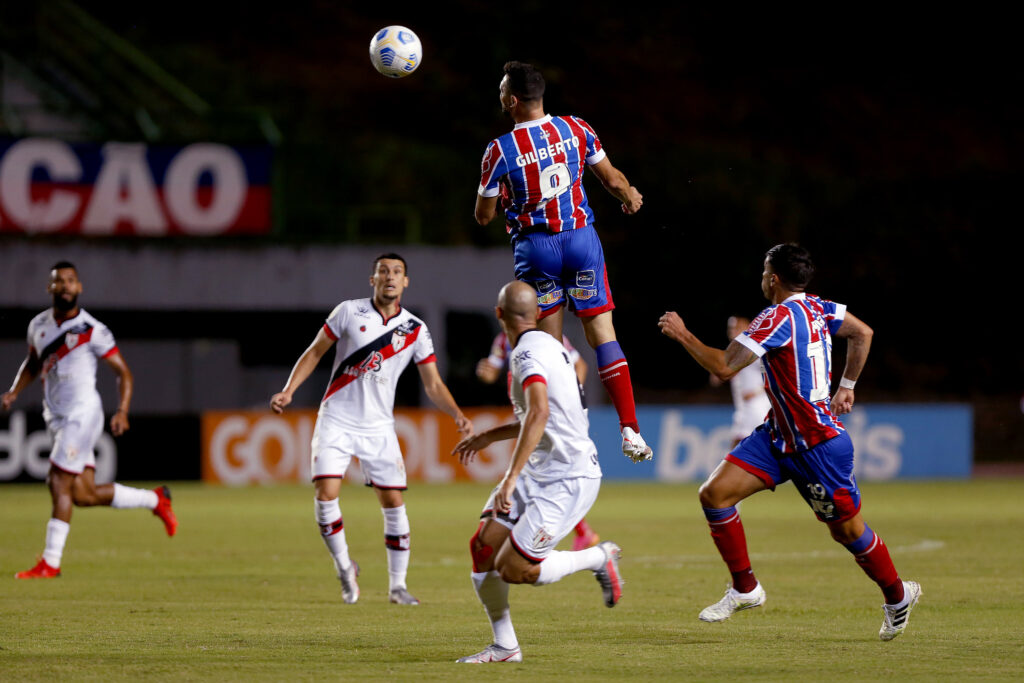 Imagem Ilustrando a Notícia: Atlético-GO sai atrás, mas vira e vence o Bahia em Salvador