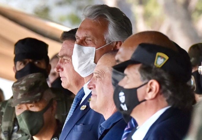 Imagem Ilustrando a Notícia: Bolsonaro participa de solenidade militar em Goiânia ao lado de Caiado