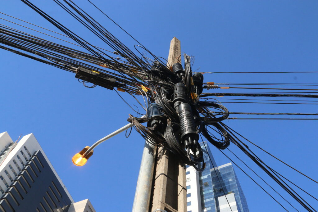 Imagem Ilustrando a Notícia: Excesso de fios elétricos expostos poluem e causam problemas