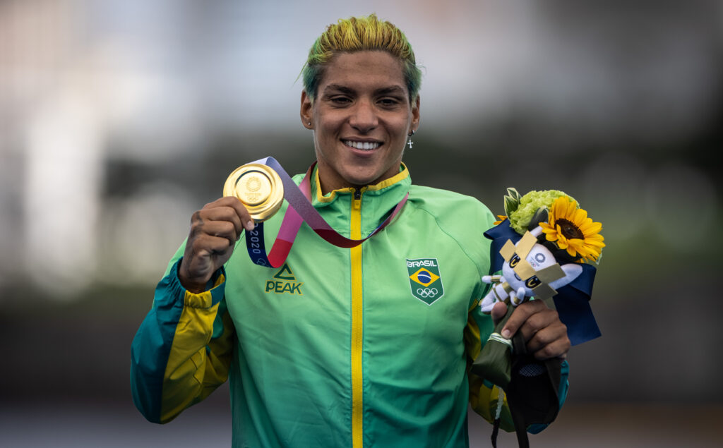Imagem Ilustrando a Notícia: Ana Marcela Cunha conquista o quarto ouro do Brasil e vôlei de praia decepciona