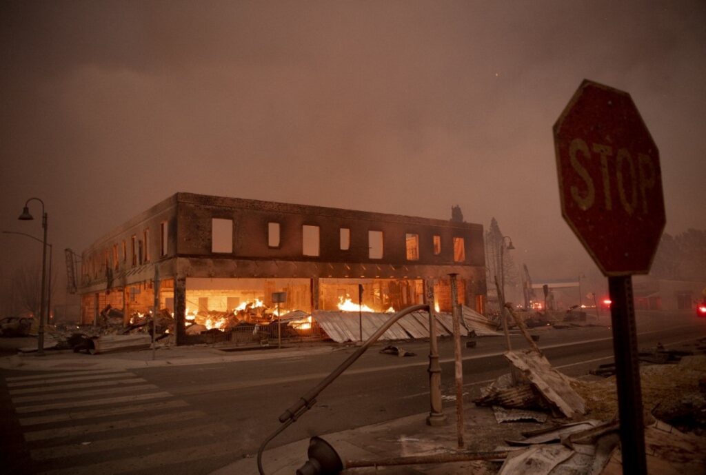 Imagem Ilustrando a Notícia: Cidades do Hemisfério Norte sofrem com grandes incêndios