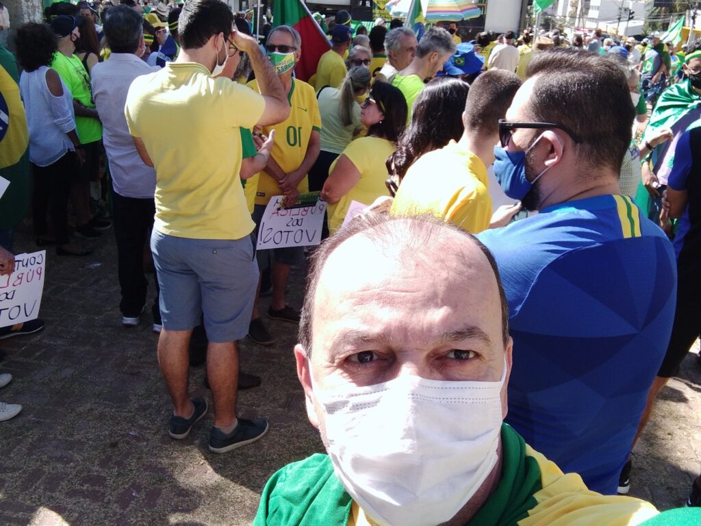 Imagem Ilustrando a Notícia: Manifestantes se reúnem pelo Brasil pedindo pelo voto impresso e em defesa de Bolsonaro