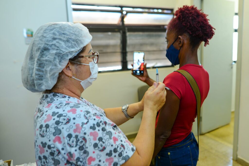Imagem Ilustrando a Notícia: Goiânia terá 30 pontos de vacinação contra Covid-19 nesta segunda-feira (23)