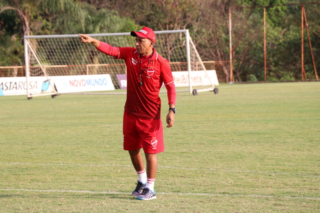 Imagem Ilustrando a Notícia: Hemerson Maria é o novo técnico do Vila Nova