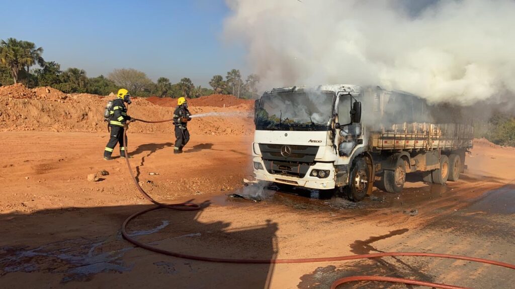 Imagem Ilustrando a Notícia: Caminhão pega fogo no Anel Viário, em Aparecida de Goiânia