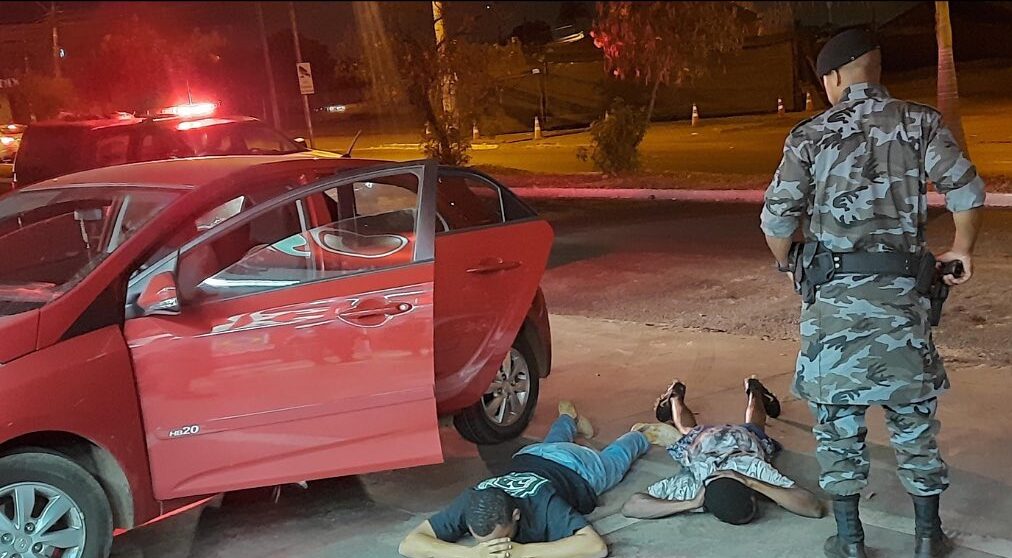 Imagem Ilustrando a Notícia: Equipe de Choque da Polícia Militar prende suspeitos de roubo de carro
