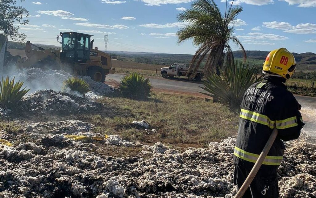 Imagem Ilustrando a Notícia: Caminhão carregado de algodão pega fogo em Luziânia