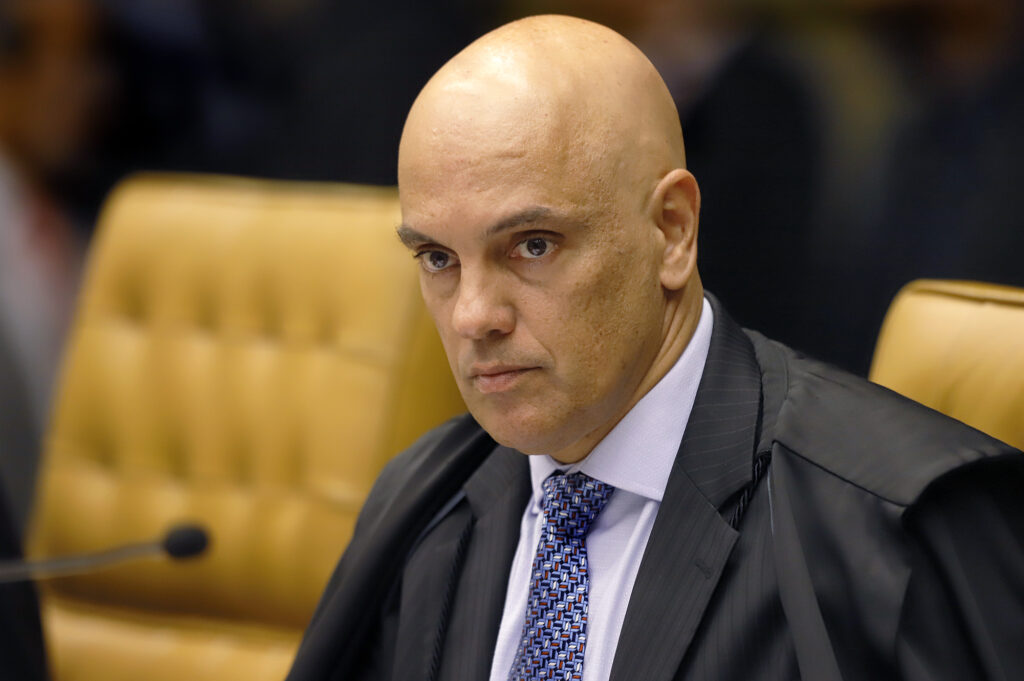 Imagem Ilustrando a Notícia: Alexandre de Moraes quer explicações sobre quebra de sigilo contra Bolsonaro