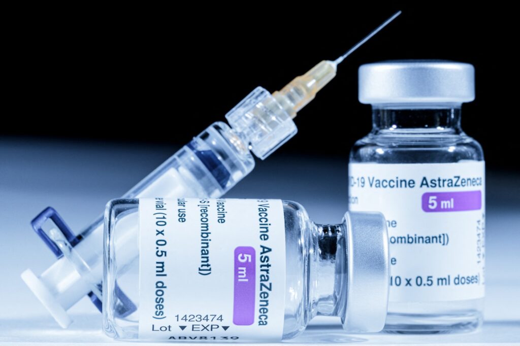 Imagem Ilustrando a Notícia: Estudo diz que vacinados com AstraZeneca têm 90,2% menos risco de morte por covid