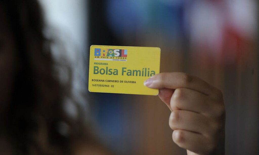 Imagem Ilustrando a Notícia: Medida provisória que altera o Bolsa Família é entregue pelo presidente