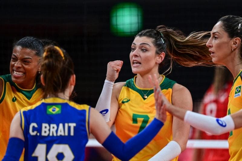 Imagem Ilustrando a Notícia: Brasil vence Rússia de virada no vôlei feminino e avança à semifinal das Olimpíadas
