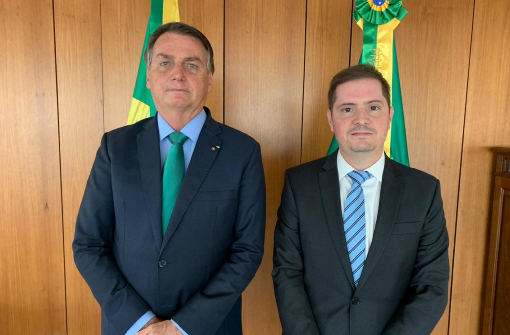 Imagem Ilustrando a Notícia: Bolsonaro confirma indicação de Bruno Bianco como ministro da AGU