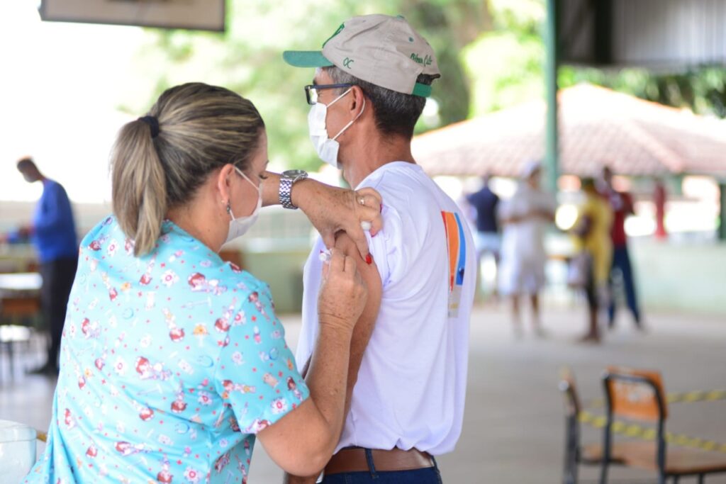 Imagem Ilustrando a Notícia: Vacinação contra Covid em Goiânia continua para a população acima de 33 anos nesta quinta-feira (5)