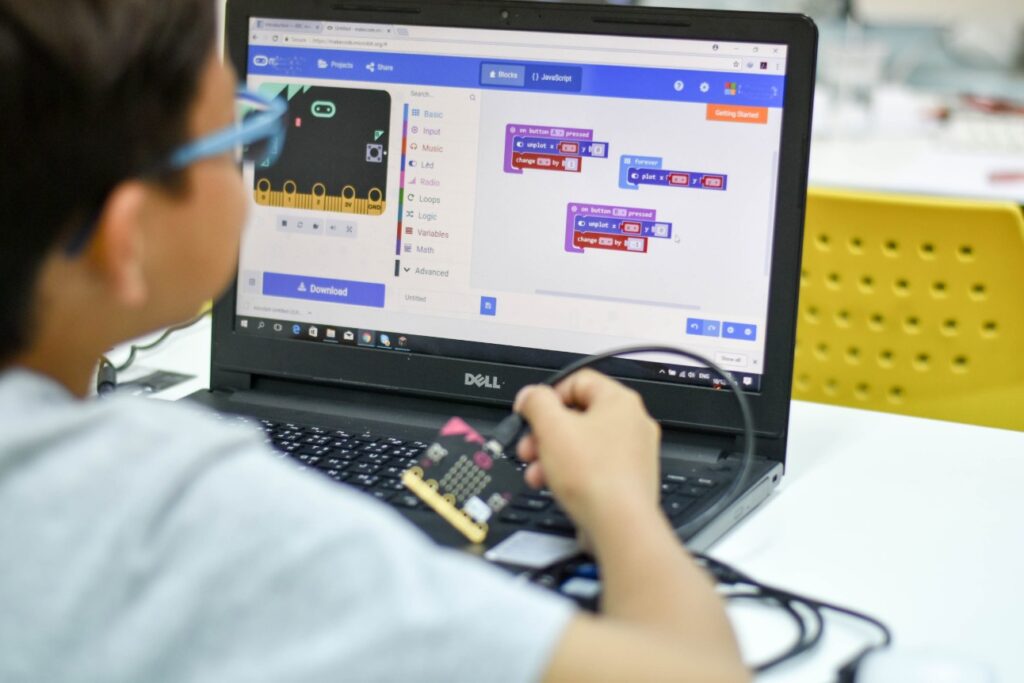 Imagem Ilustrando a Notícia: Projeto propõe aulas de programação de computadores nas escolas públicas em Goiás