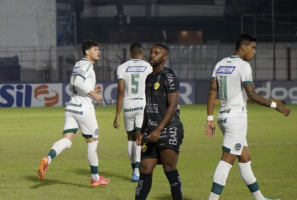 Imagem Ilustrando a Notícia: Goiás vence o Brusque por 1 a 0 com gol de Alef Manga e encerra o primeiro turno na vice-liderança