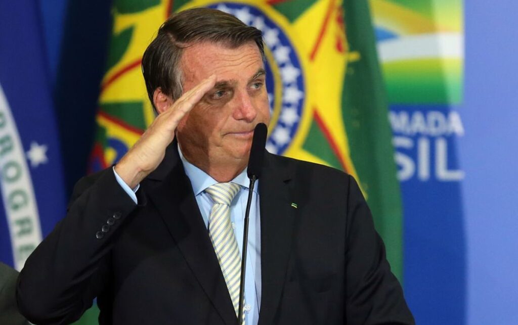 Imagem Ilustrando a Notícia: TSE pede que STF inclua Jair Bolsonaro em investigações sobre fake news