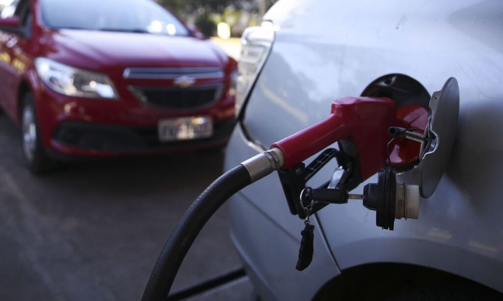 Imagem Ilustrando a Notícia: Gasolina e energia elétrica devem elevar inflação do ano para 7,1%