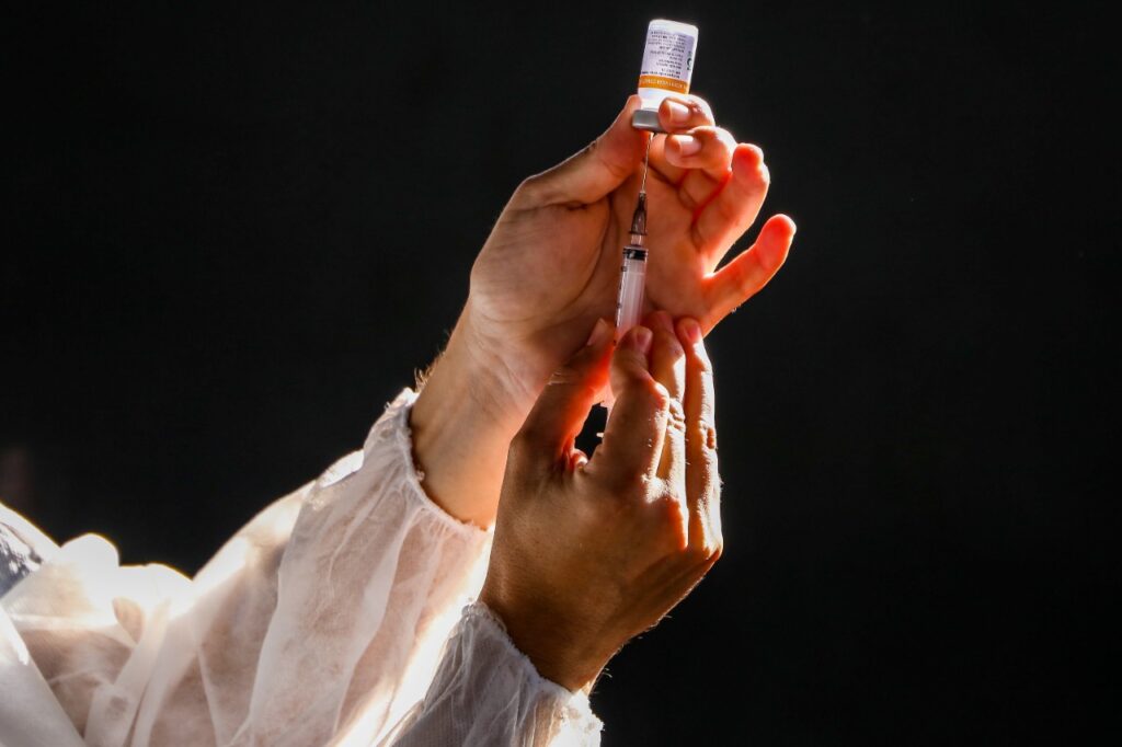 Imagem Ilustrando a Notícia: Cerca de 24 mil pessoas precisarão de reforço da vacina contra Covid-19 em Goiás
