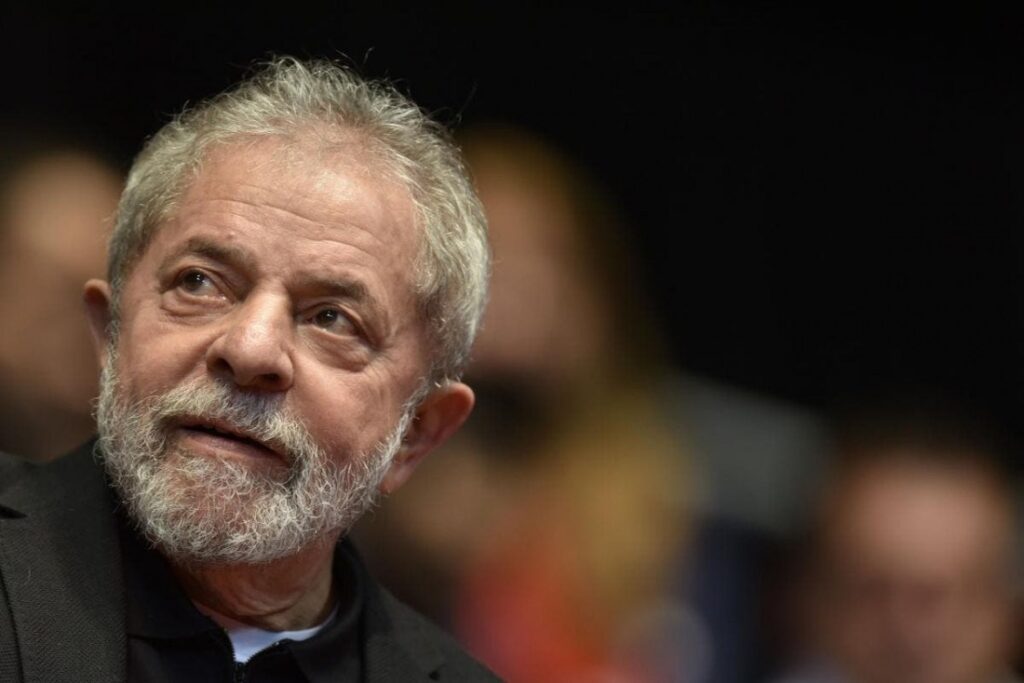 Imagem Ilustrando a Notícia: Economista do Santander defende golpe contra eleição de Lula em 2022