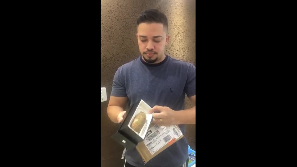 Imagem Ilustrando a Notícia: Homem compra iPhone na internet e recebe uma mandioca