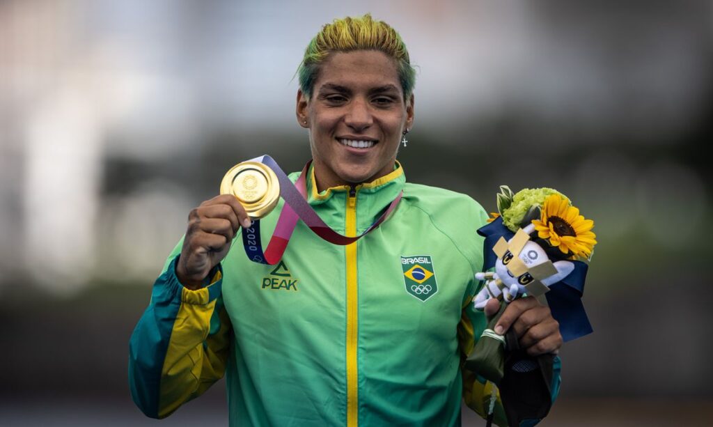 Imagem Ilustrando a Notícia: Ana Marcela Cunha é ouro na maratona aquática
