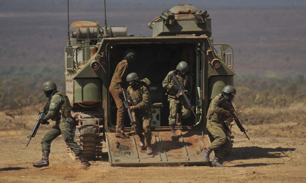 Imagem Ilustrando a Notícia: Forças Armadas realizam demonstração simulada de operação militar