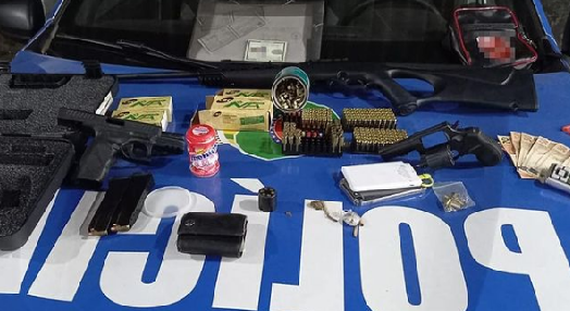 Imagem Ilustrando a Notícia: Criminoso é preso com drogas, armas e grande quantidade de munições na Região Oeste de Goiânia