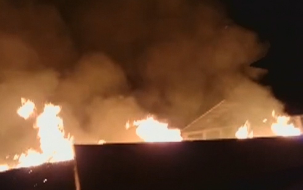 Imagem Ilustrando a Notícia: Colégio estadual é atingido por incêndio em Goiânia