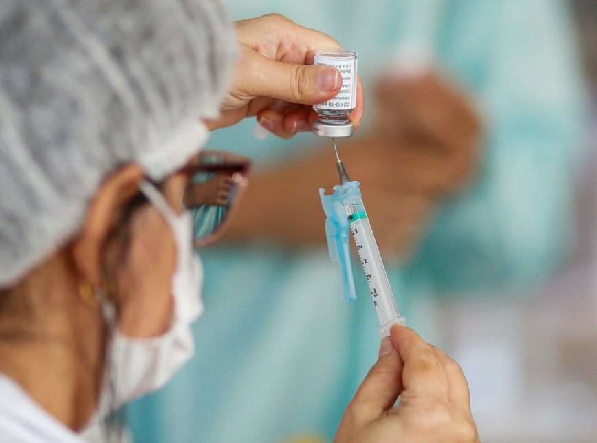 Imagem Ilustrando a Notícia: Brasil imunizou 75% da população adulta com a primeira dose