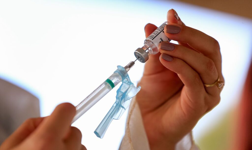 Imagem Ilustrando a Notícia: Mortes por covid-19 de pessoas vacinadas são raras, afirma especialista