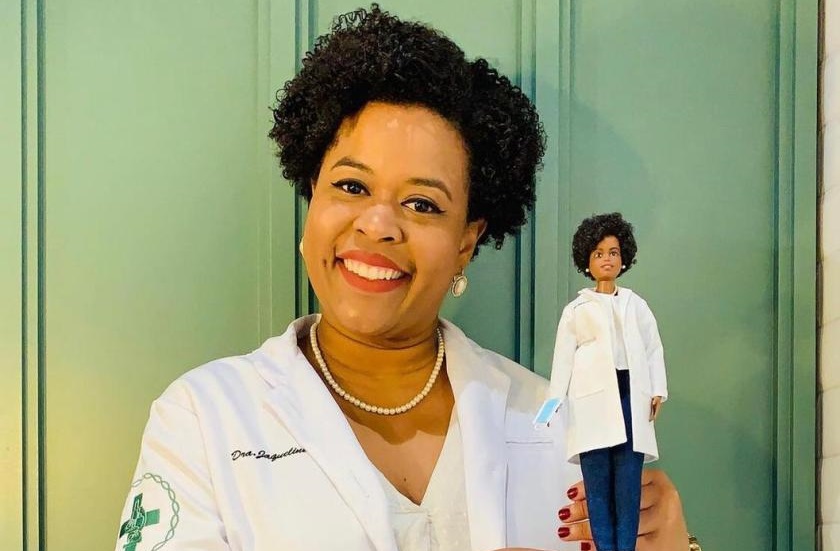 Imagem Ilustrando a Notícia: Cientista brasileira que sequenciou coronavírus é homenageada com boneca Barbie