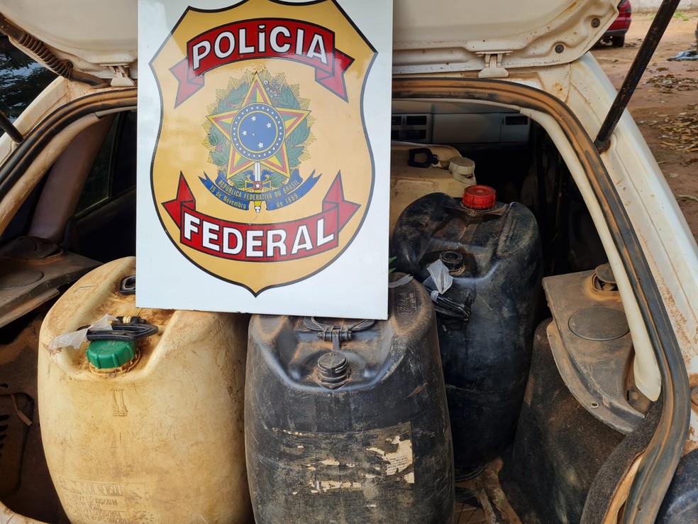 Imagem Ilustrando a Notícia: Homens são presos pela PF por revenderem gasolina boliviana a R$ 3,80